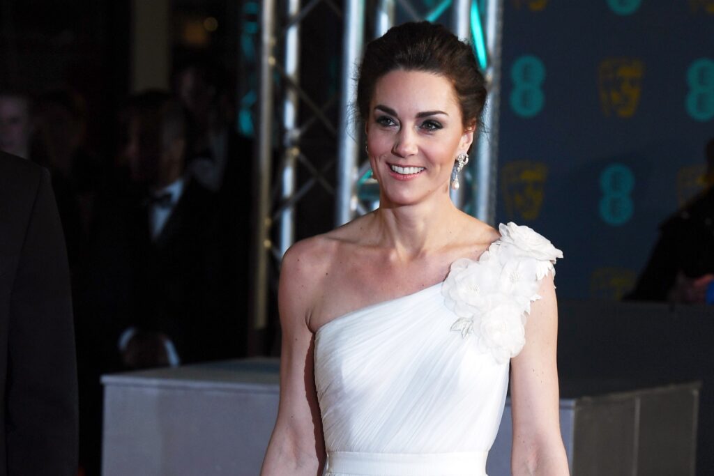 Księżna Kate w białej sukni na rozdaniu BAFTA - zdjęcie 7
