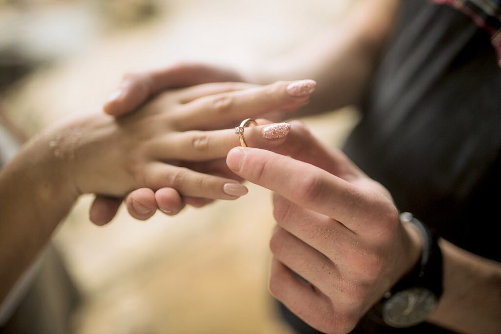 pierścionek zaręczynowy - mity