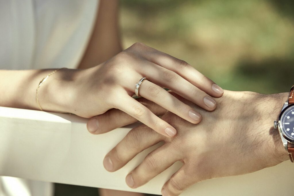 pierścionek zaręczynowy na dłoni