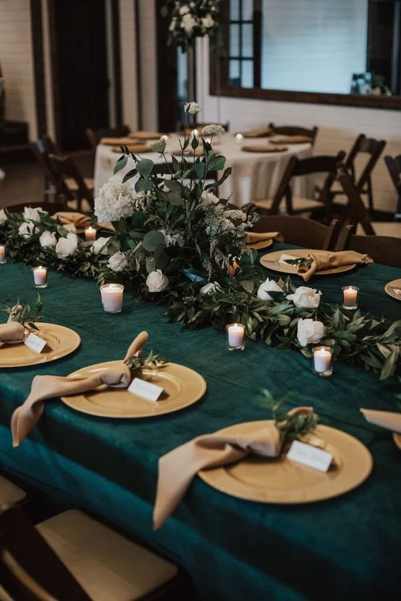 Nakrycie stołu weselnego w zieleni i złocie