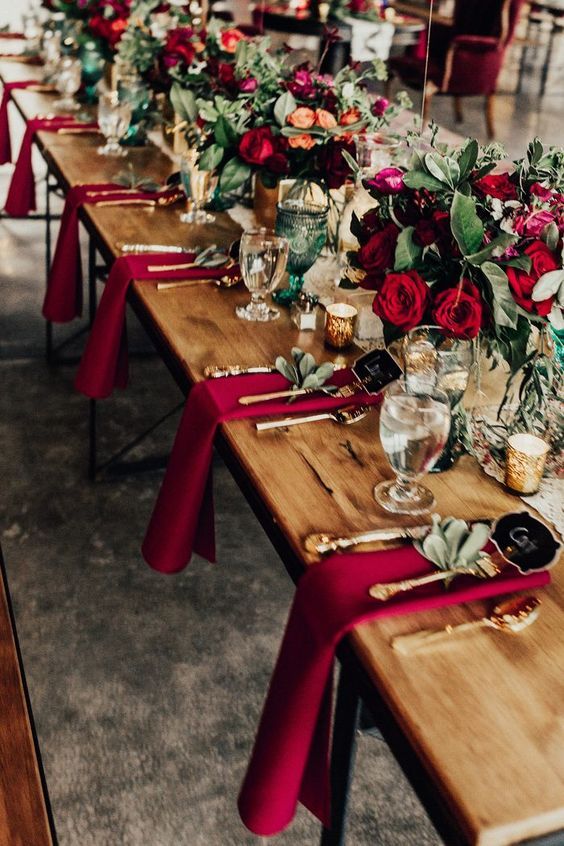 Nakrycie stołu weselnego z czerwonymi kwiatami