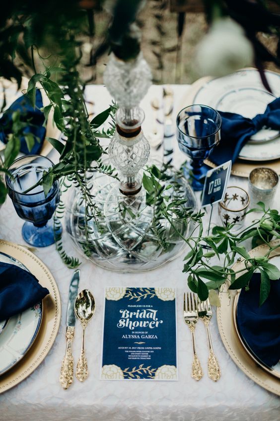 Nakrycie stołu weselnego z niebieskimi dodatkami