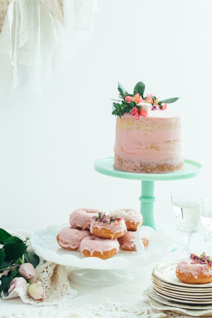 Różowy tort weselny i różowe dekoracje. 