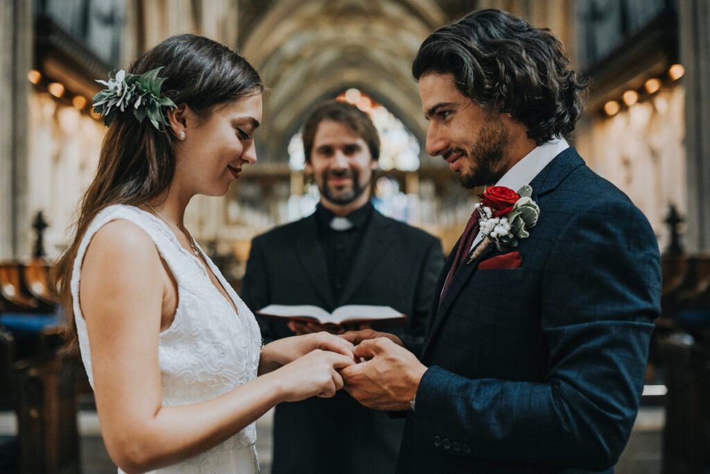 Para Młoda składa przysięgę w kościele na ślubie jednostronnym