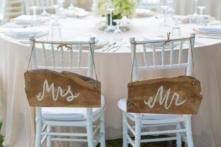 personalizowane wesele krzesła pary młodej