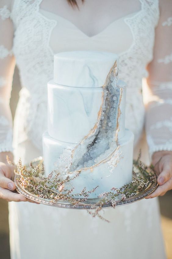 зимний свадебный торт с кристаллом
