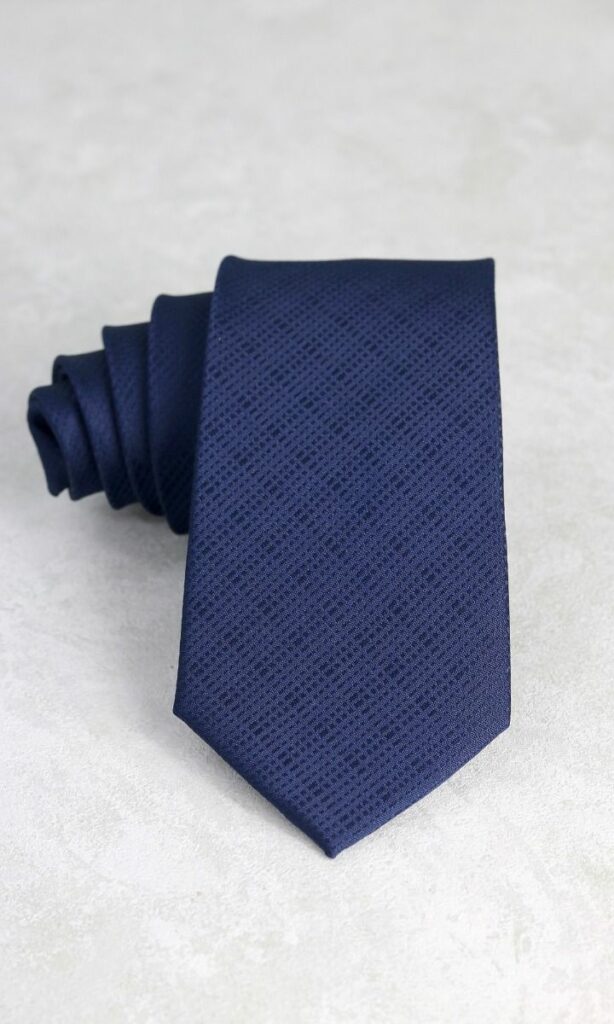granatowy krawat