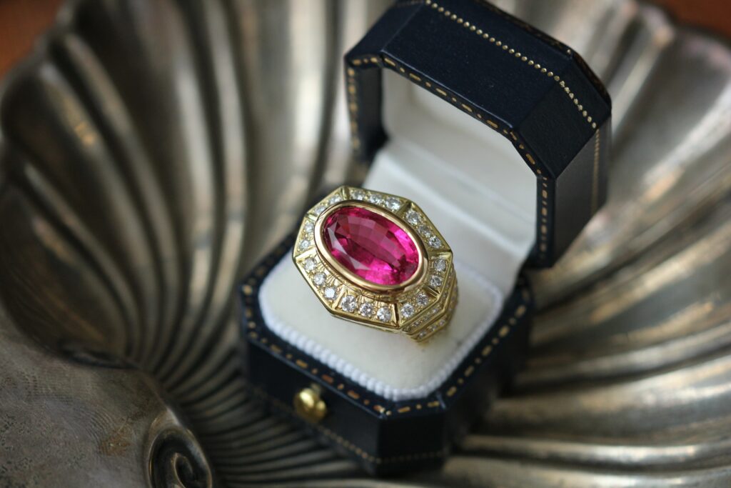 duży pierścionek zaręczynowy z różowym oczkiem