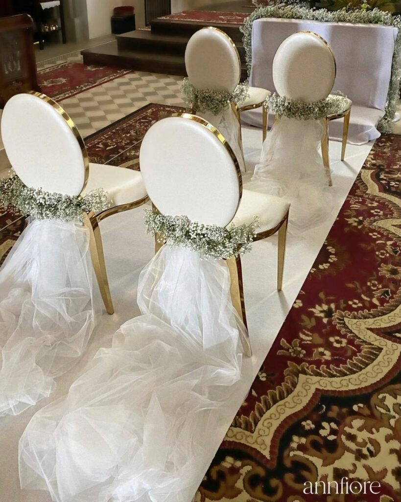 Dekoracje ślubne krzeseł