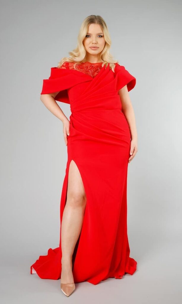 czerwona suknia z rozcięciem 