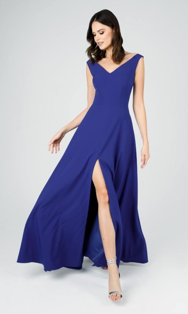 kobaltowa suknia z rozcięciem