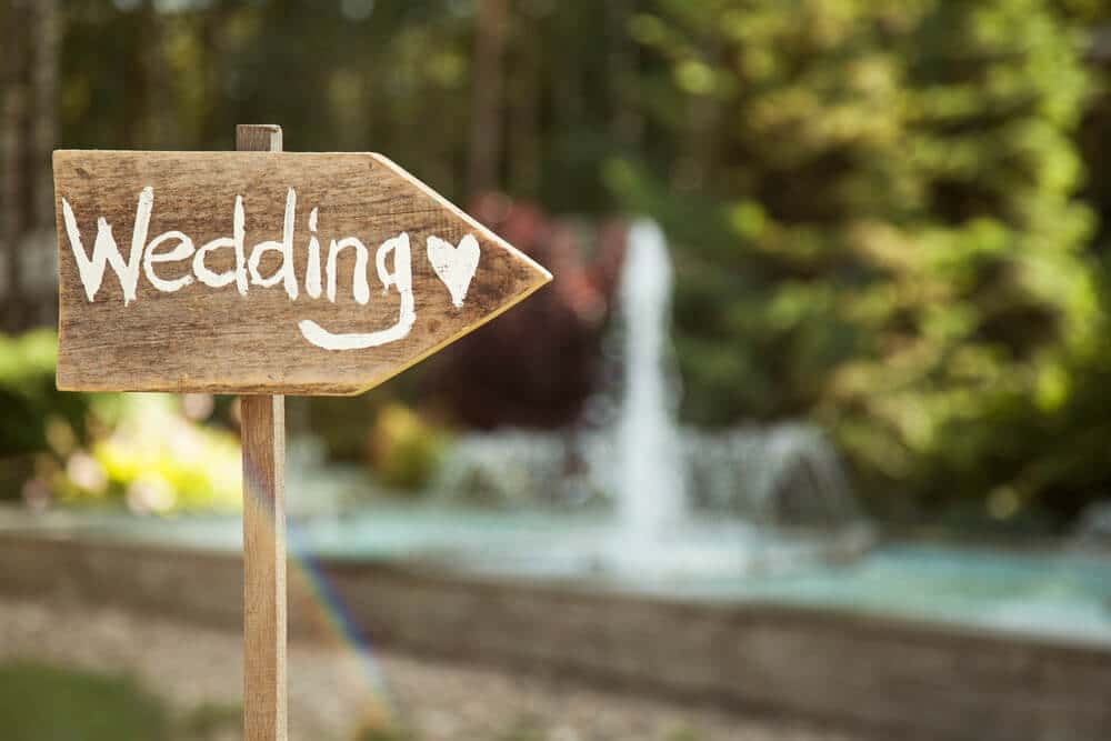 Drewniany znak z napisem wedding 