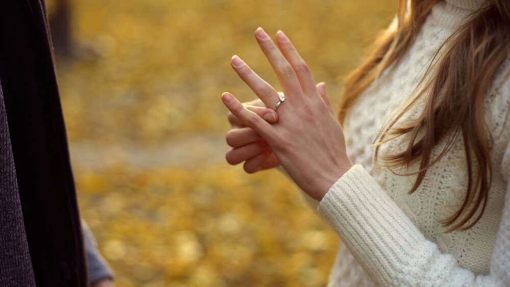 Dłoń kobiety i pierścionek zaręczynowy