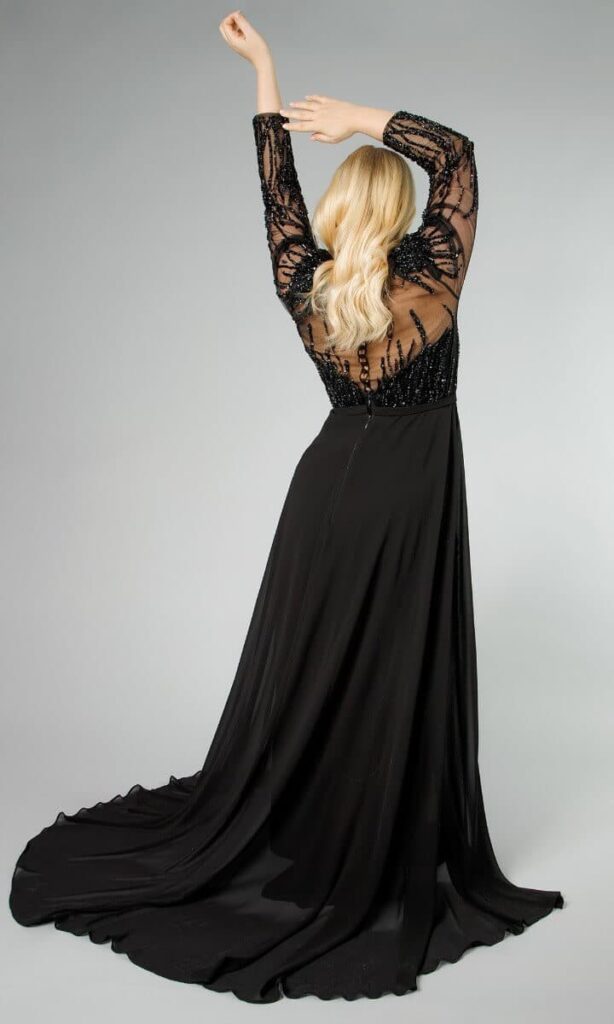 długa, czarna sukienka na studniówkę z bogato zdobioną górą