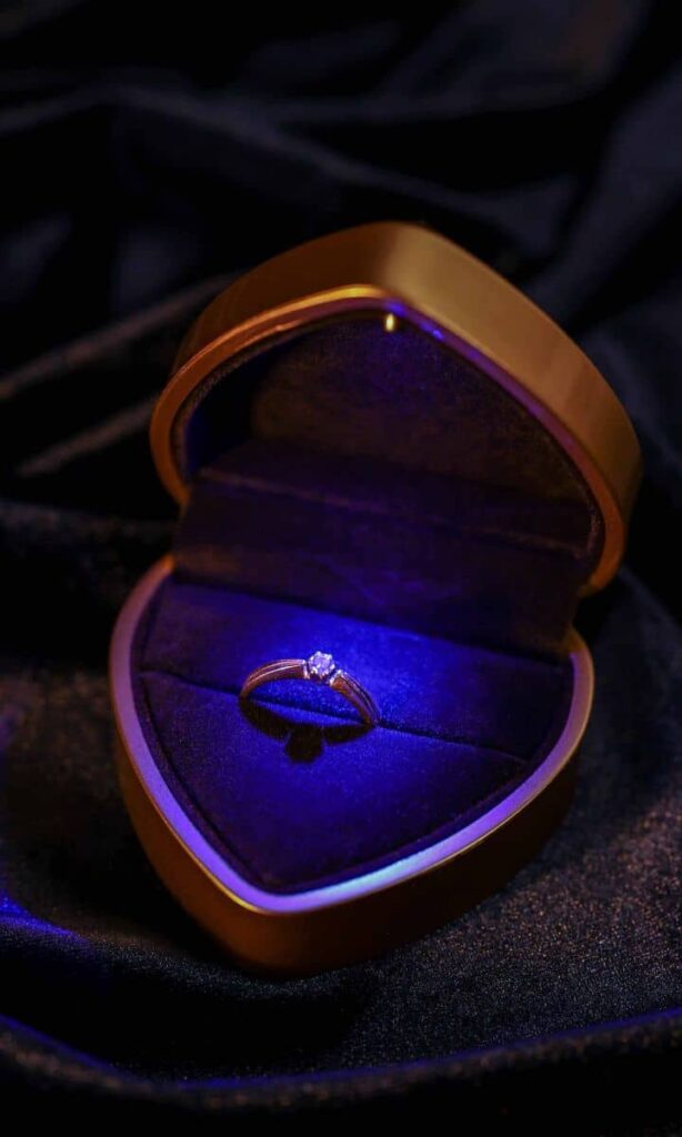 pudełko na pierścionek zaręczynowy
